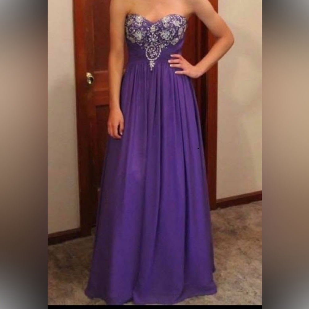 Elegant Purple Sleeveless Maxi Dress with Sweetheart Neckline